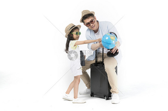 爸爸陪女儿准备去旅行图片