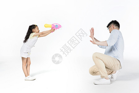 女儿和爸爸一起玩水枪图片