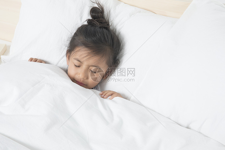 女孩在床上睡觉图片