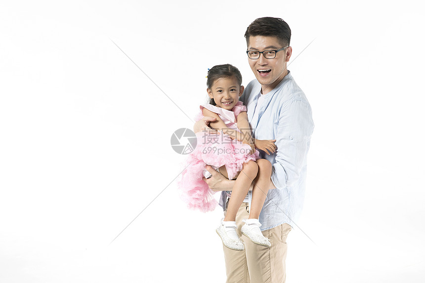 爸爸抱着女儿图片