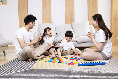 家人陪伴一家人在客厅玩耍背景