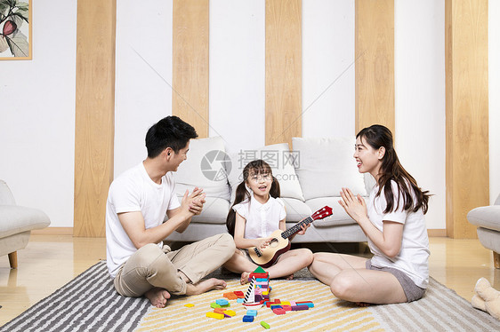 一家人在客厅玩耍图片
