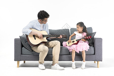 爸爸和女儿一起弹吉他高清图片