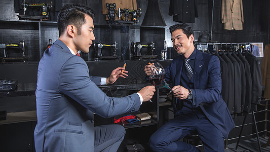 高端商务男士抽雪茄喝红酒图片素材