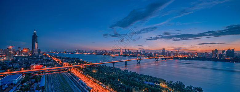 夕阳下的城市晚霞下的武汉长江二桥全景长片背景