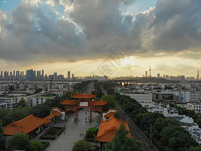 武汉黄鹤楼上俯瞰落日下的长江大桥图片