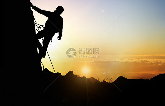 夕阳下登山人物剪影 图片