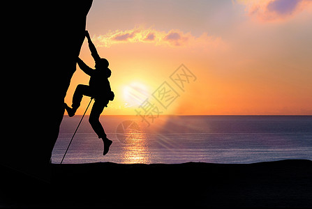 夕阳下登山人物剪影 图片