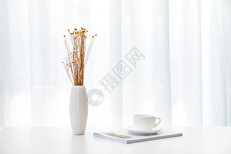 窗帘花桌上的花与咖啡背景