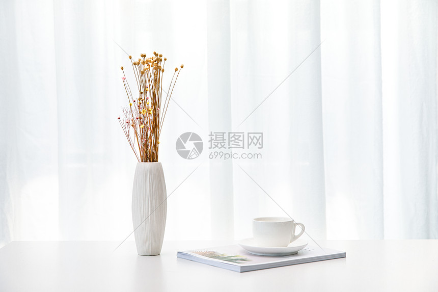 桌上的花与咖啡图片