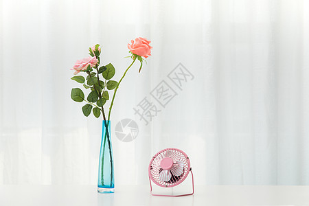桌子上的风扇与花束图片