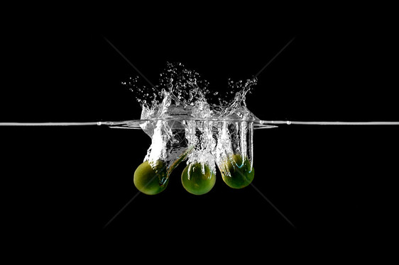 几颗掉落水中的青柠檬