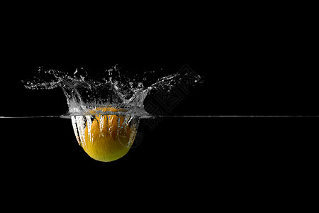 柠檬在水中一颗掉落水中溅起水花的柠檬背景