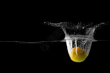 柠檬在水中溅起的水花图片