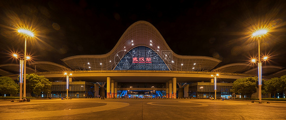 夜幕下的武汉高铁站图片