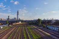 蓝天白云下的武汉铁路和地标建筑图片