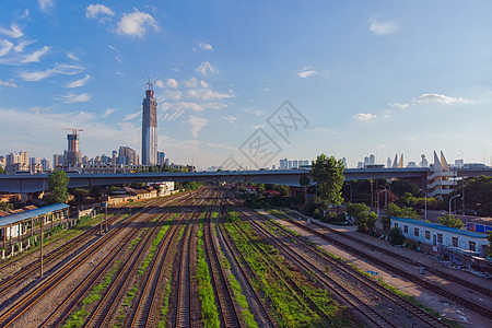 蓝天白云下的武汉铁路和地标建筑背景图片