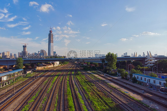 蓝天白云下的武汉铁路和地标建筑图片