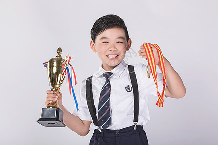 男孩子获得奖杯奖牌背景图片