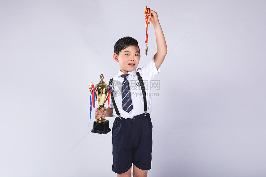 男孩子获得奖杯奖牌图片