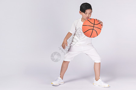 男孩子打篮球背景图片