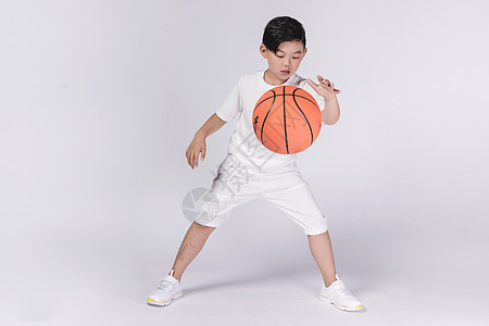 男孩子打篮球背景图片