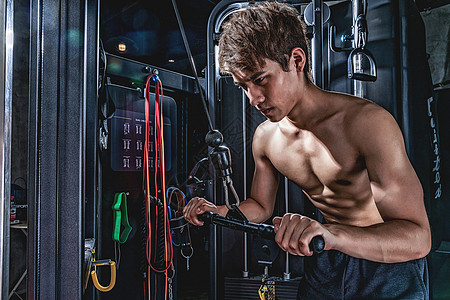 健身房强壮男性器械运动图片