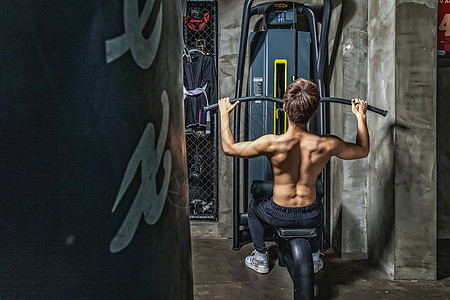 健身房强壮男性器械运动图片