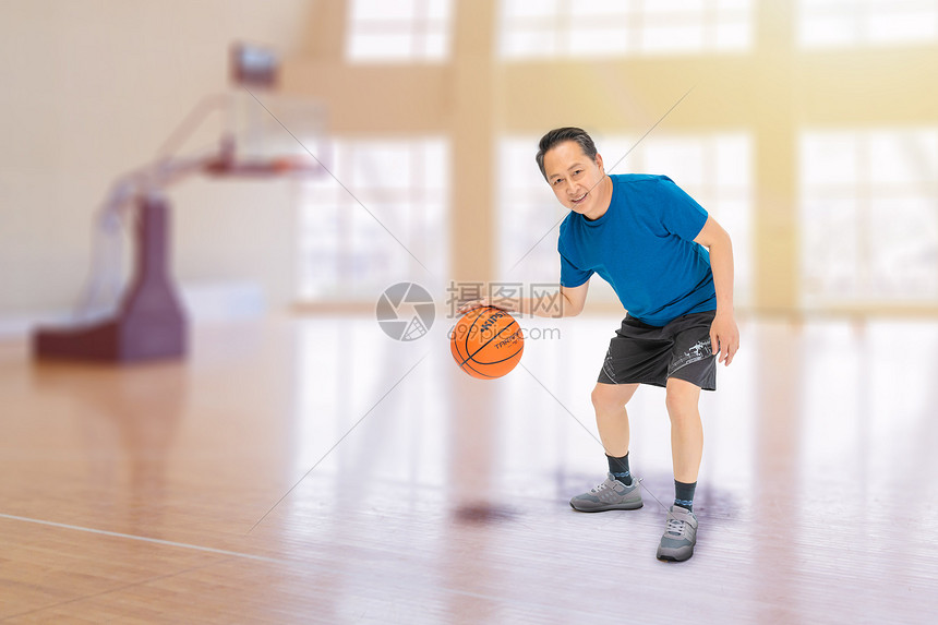 老人打篮球健身图片