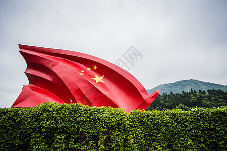 四川汶川地震遗址国旗飘扬雕塑背景图片