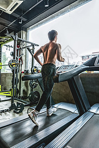 健身房强壮男性跑步机运动图片