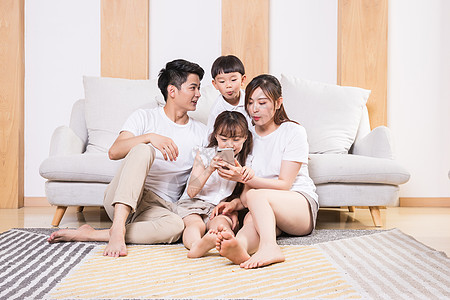 嘛意思弟弟一家人看手机背景