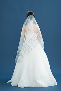 新娘穿白色婚纱的背影图片