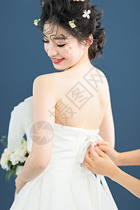 帮新娘调整婚纱礼服背景图片
