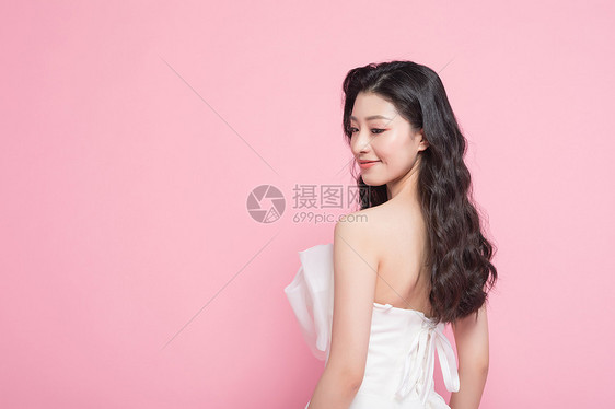 小清新美女穿婚纱图片