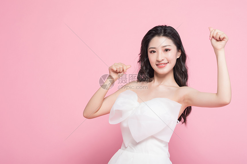 小清新美女穿婚纱图片