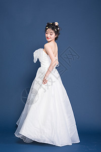 婚礼跟妆穿白色婚纱的甜美女生背景