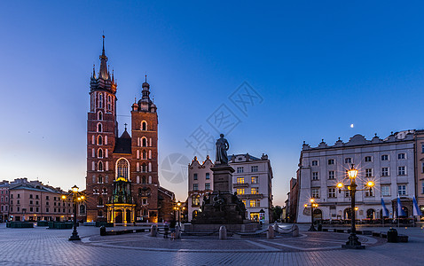 波兰克拉科夫的圣玛丽亚大教堂与大市集广场夜景图片