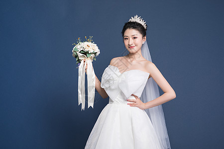 新娘穿婚纱拿手捧花背景图片