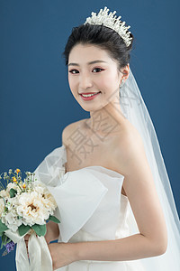 新娘穿婚纱拿手捧花背景图片