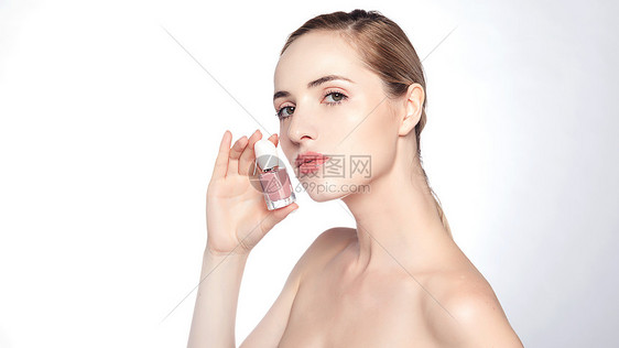化妆中涂指甲油的外国美女图片