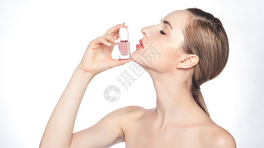化妆中涂指甲油的外国美女背景图片