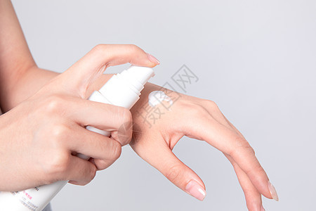 女性手上涂护肤霜图片