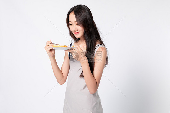 年轻女性烹饪做饭图片