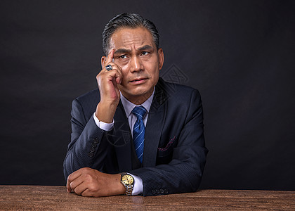 沉思中的商务成功人士图片素材