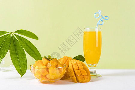 倒新鲜的芒果汁夏季新鲜芒果芒果汁背景