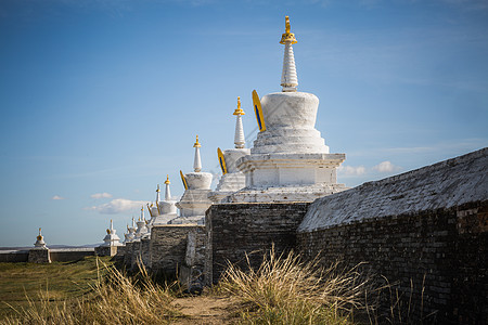 秋天内蒙古大草原上的白色佛塔建筑图片