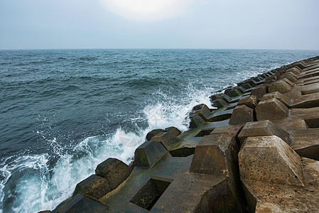 大连海岸线惊涛拍岸图片