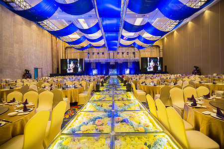 宴会厅全景蓝黄色调高清图片
