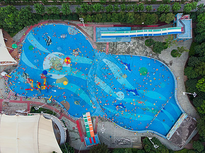 夏天深圳游乐场里的游泳池图片